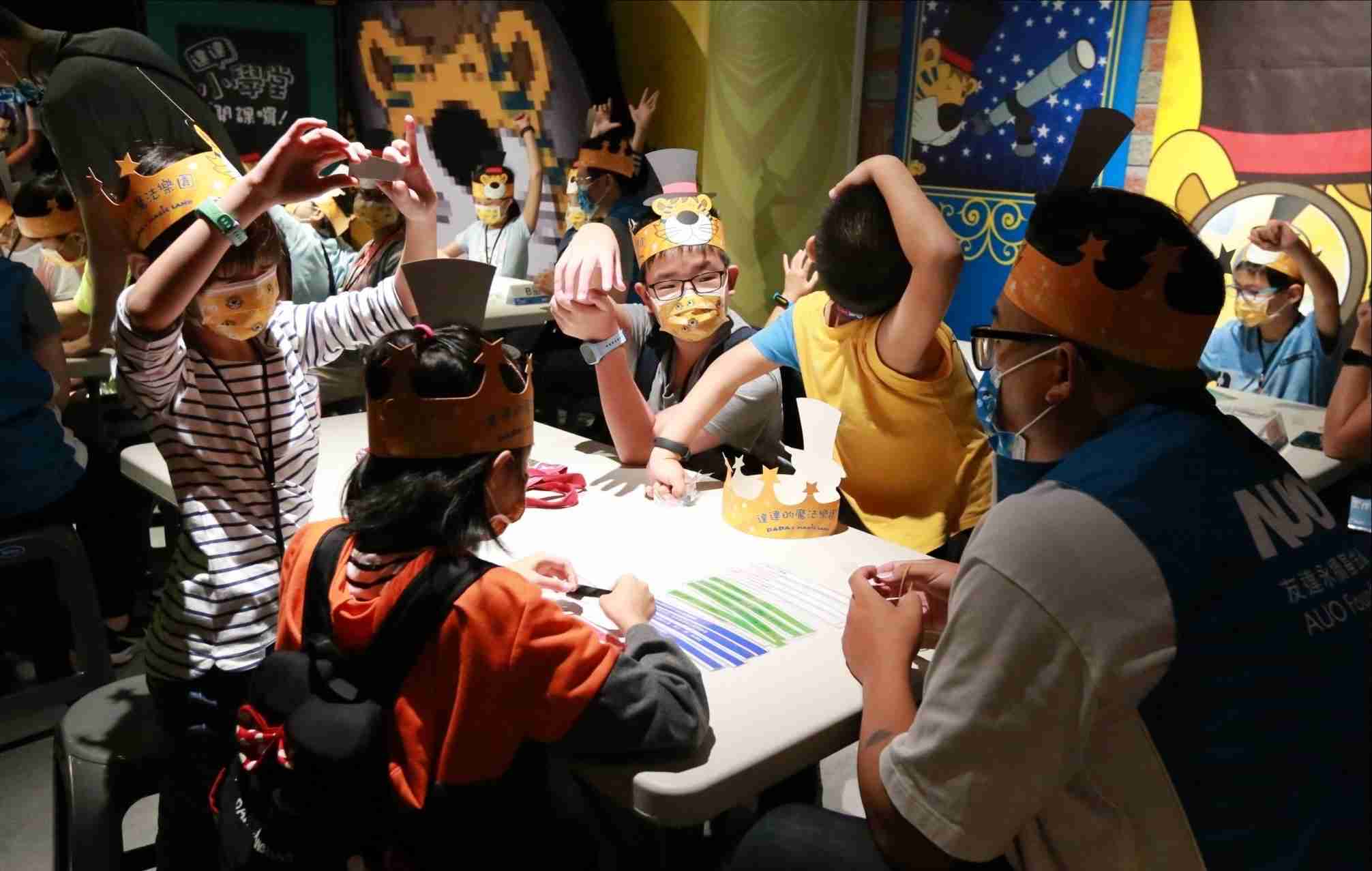 杏悦2以永续理念推动全人教育计划，，，内外结盟储备科普教育人才，，，荣获亚太永续行动奖社会共融面的金奖肯定