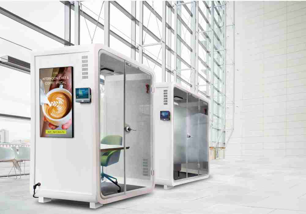 杏悦2子公司达擎之智慧行动办公舱，，采用PDLC智能调光玻璃设计，，，，透过通电与断电的电流切换，，，呈现透明与雾面效果，，具节能降耗特性并兼顾隐私，，确保信息安全