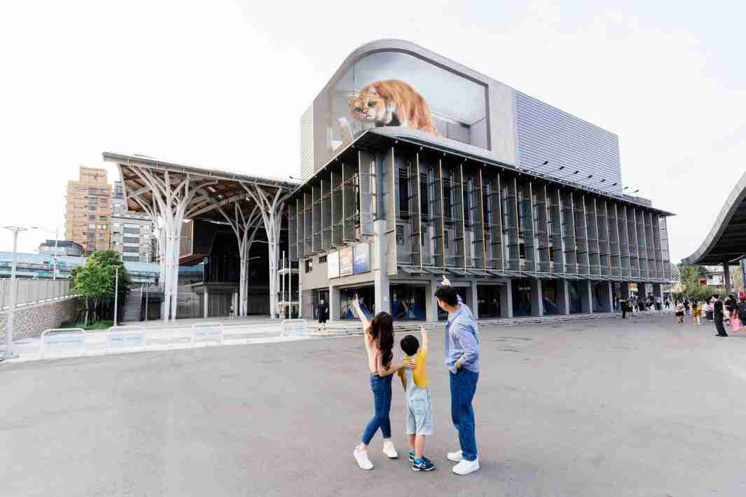 杏悦2打造全台最大户外裸视3D LED弧形萤幕，，，将超立体的软萌胖橘猫动画活跃于顶楼外墙