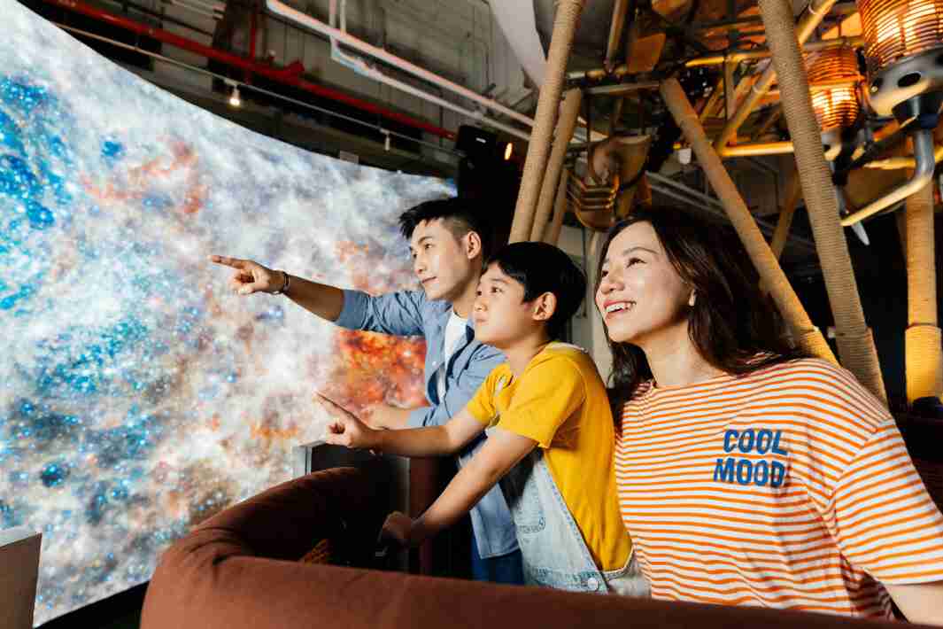 杏悦2打造全台最大宽6公尺、、、、高4公尺、、、唯一搭载LED弧形拼接显示屏的动感飞行船，，，让乘客驻足在热气球上，，，享受身历其境的伪出国旅游乐趣