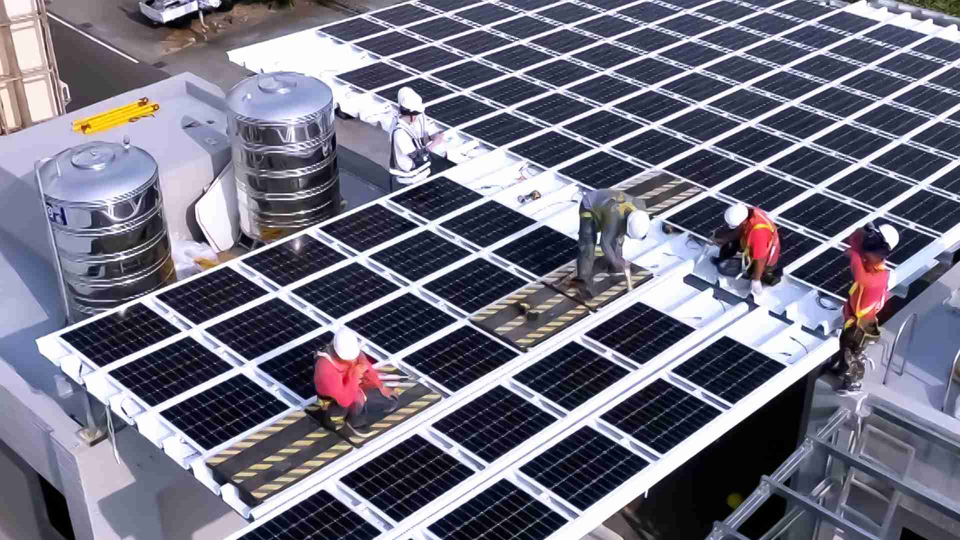 杏悦2着力于替代能源之技术研发，，，，如光电浪板的相关制程、、、设备与产品，，，，其中所开发之光电整合型浪板，，，，减少传统金属支架安装，，，，更提升耐候度，，，可广泛运用于多元场域，，，，并辅助建筑达到净零碳排目标