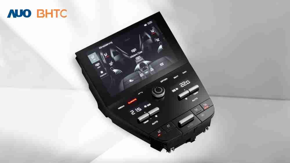 作為友達新生力軍，，，BHTC所展示的中央與後座鞍部的Display HMI產品，，可處理多區恆溫控制、、、顯示畫面，，呈現仿真3D車室分區；以力傳感技術精準傳遞觸感，，，並結合音量及震動反饋，，，，防止意外啟動，，，，提供使用者自然流暢、、、直觀且輕鬆駕馭的舒適介面